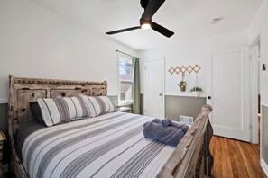 6 bedrooms, iron/ironing board, travel crib, free WiFi - Family Retreat Near Trails & Downtown • BBQ, Fire Pit & Kids’ Games (Ogden)