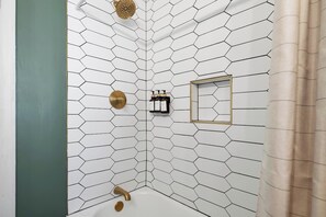 Dusche, Haartrockner, Handtücher, Seife