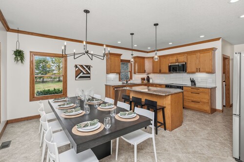 5BR Home • Sleeps 14 • Heated/AC Pickleball Barn • Hot Tub • 3,500 SF on 3 Acres