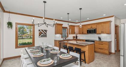 5BR Home • Sleeps 14 • Heated/AC Pickleball Barn • Hot Tub • 3,500 SF on 3 Acres