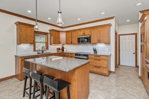 Frigorífic, microones, forn i placa de cuina 