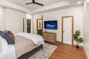 5 Schlafzimmer, Schreibtisch, Bügeleisen/Bügelbrett, Reisekinderbett
