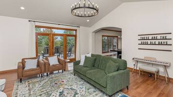 Televisor intel·ligent, videojocs, futbolí i taula de tennis de taula