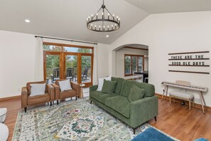 Televisor intel·ligent, videojocs, futbolí i taula de tennis de taula 