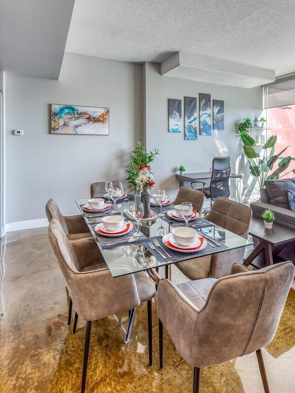 Interior - Stylish Condo With Balcony in Downtown Calgary (Calgary)