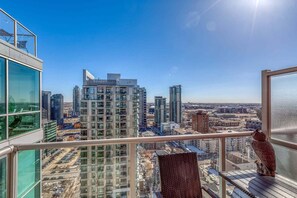 Interior - Stylish Condo With Balcony in Downtown Calgary (Calgary)