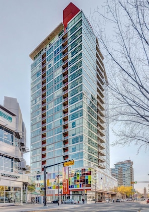 Apartment (2 Bedrooms) | Interior - Stylish Condo With Balcony in Downtown Calgary (Calgary)