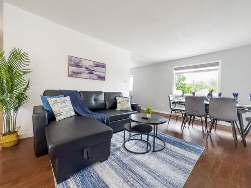 Charming Pet-friendly Summer Stay w/ Parking