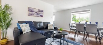 Charming Pet-friendly Summer Stay w/ Parking