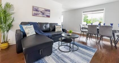 Charming Pet-friendly Summer Stay w/ Parking
