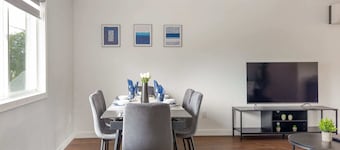 Charming Pet-friendly Summer Stay w/ Parking