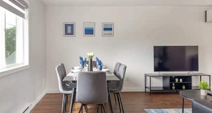 Charming Pet-friendly Summer Stay w/ Parking
