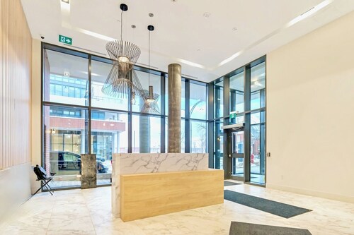 High Rise Condo w Balcony & Breathtaking Views