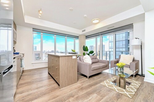 High Rise Condo w Balcony & Breathtaking Views