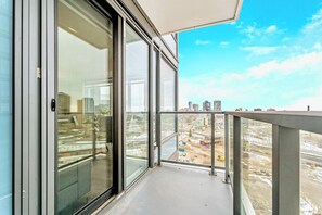 Apartment (1 Bedroom) | Interior - High Rise Condo w Balcony & Breathtaking Views (Kitchener)