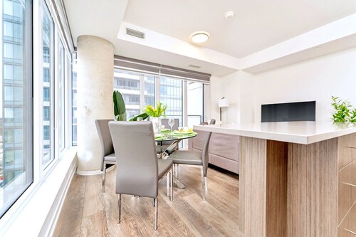 High Rise Condo w Balcony & Breathtaking Views