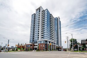 Apartment (1 Bedroom) | Interior - High Rise Condo w Balcony & Breathtaking Views (Kitchener)