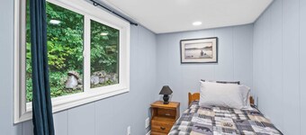 Charming Cabin w Large Yardnear Rideau Lakes