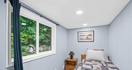 Charming Cabin w Large Yardnear Rideau Lakes