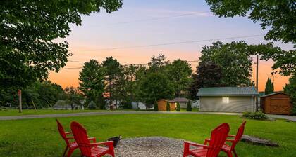 Charming Cabin w Large Yardnear Rideau Lakes