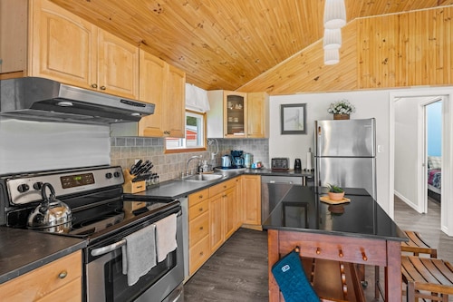 Charming Cabin w Large Yardnear Rideau Lakes