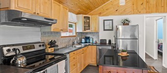 Charming Cabin w Large Yardnear Rideau Lakes