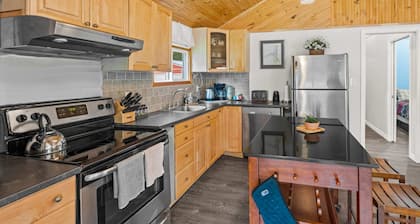 Charming Cabin w Large Yardnear Rideau Lakes