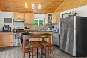 House (3 Bedrooms) | Interior - Charming Cabin w Large Yardnear Rideau Lakes (Rideau Lakes)