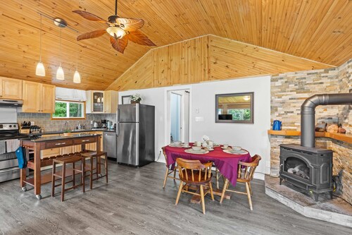 Charming Cabin w Large Yardnear Rideau Lakes