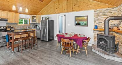 Charming Cabin w Large Yardnear Rideau Lakes