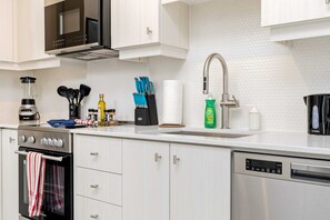 Apartment (1 Bedroom) | Interior - Newly Built Modern Condo w Balcony & City Views (Kitchener)
