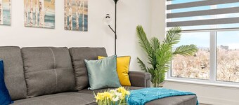 新建現代公寓，附陽台和城市景觀  