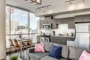 Apartment (2 Bedrooms) | Interior - Elegant Condo w/ Balcony, Stunning Downtown Views! (Calgary)
