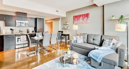 Downtown Condo w Incredible Views and BBQ