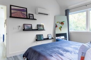 House (3 Bedrooms) | Interior - Stunning 3rd St Retreat4-min Walk to 6th St (Austin)