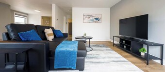 Pet Friendly Home Near Lock 32 & Beach Park