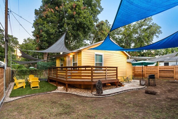East Austin Bungalow W Bbq, Firepit, Fun Yard - Buda, TX