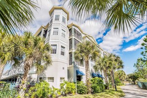 Apartment (3 Bedrooms) | Interior - Upstay Large Family Condo w Pool, Sauna (Winter Garden)