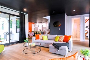 House (6 Bedrooms) | Interior - Group Getaway With Chess Garden and Firepit (Austin)