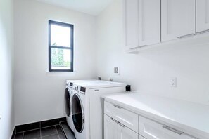 Interior - Queen's Gambit - 7 Minutes From Downtown - Sleeps 16 (Austin)