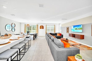 Casa (Multiple Bedrooms) | Parte interna