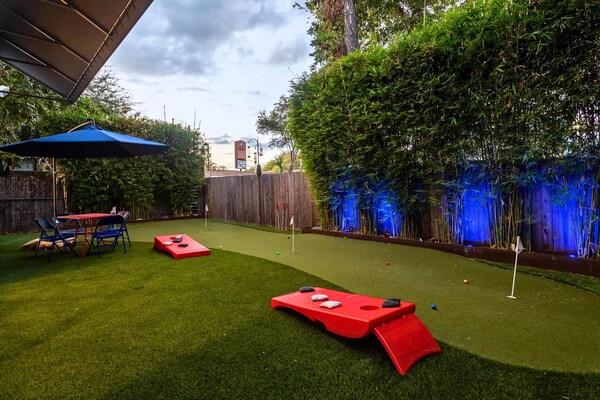 Mini Golf & Fireplace - East Austin Group Retreat - Austin, TX