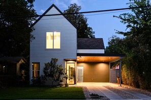 House (4 Bedrooms) | Interior - Private Mini Golf and Covered Fireplace Lounge (Austin)
