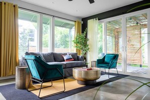 Interior - King Kasa 6BR Retreat6 Walk min to Rainey St (Austin)