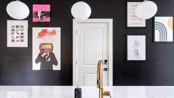 House (6 Bedrooms) | Interior