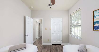 Upstay: Stylish 4BR Getaway in Vibrant East Austin