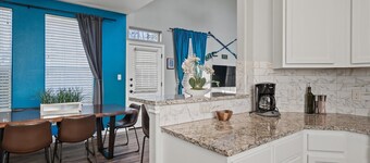 Upstay: Stylish 4BR Getaway in Vibrant East Austin