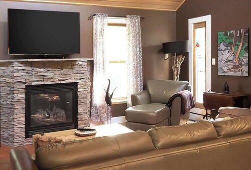 Charming 2BR Forest Cabinlittle Tub Harbour