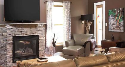 Charming 2BR Forest Cabinlittle Tub Harbour