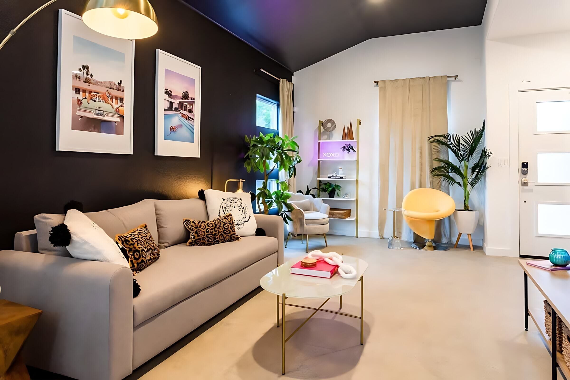 Una sala de estar moderna con sofá, mesa de centro y estantería.
